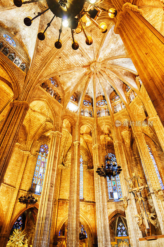 西班牙巴塞罗那大教堂内部的哥特式拱门