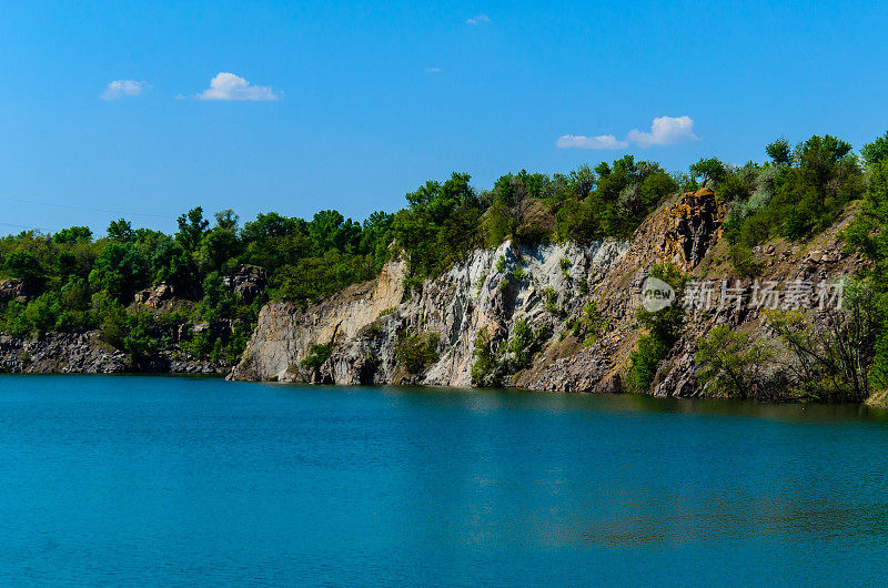 美丽的湖在废弃的花岗岩采石场