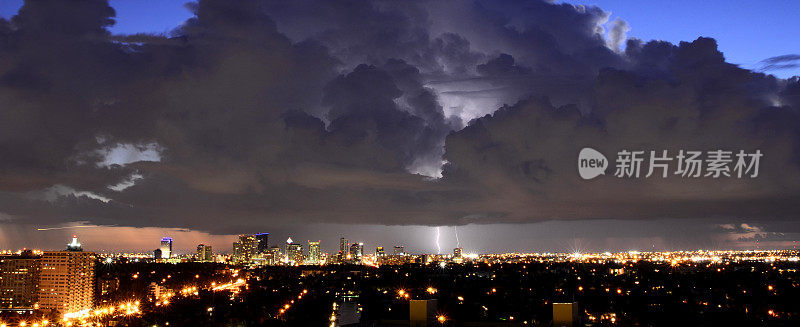 佛罗里达州劳德代尔堡——城市上空的雷暴