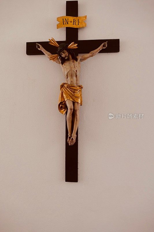 木制十字架上的耶稣基督雕像