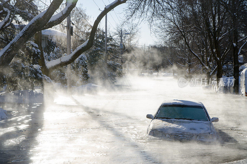 另外，一场洪水泛滥，汽车被困在冰水里