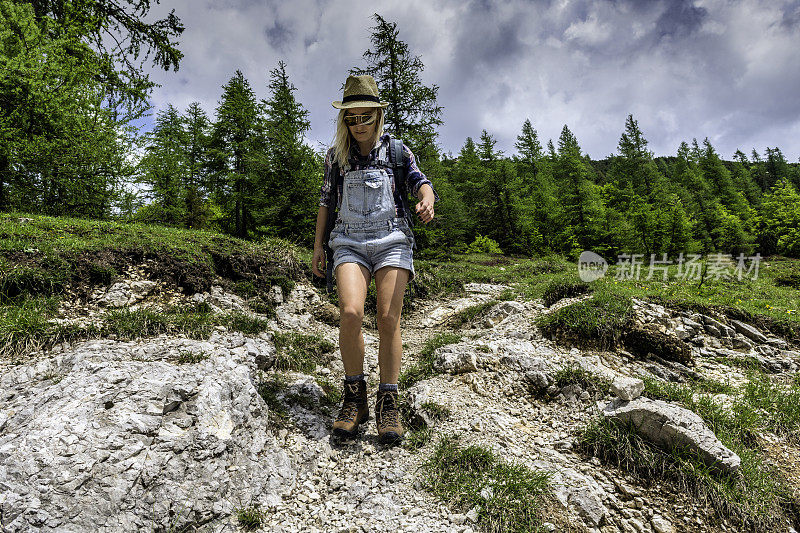 一位年轻的女性徒步旅行者在特伦塔，Primorska，欧洲斯洛文尼亚的山上行走