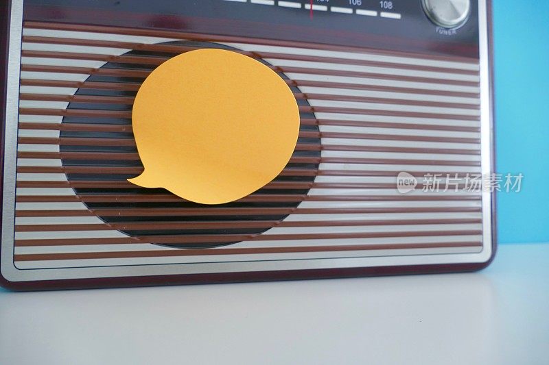 老式收音机和椭圆形，橙色的语音泡泡