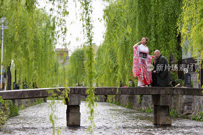 一对外国夫妇在日本旅游