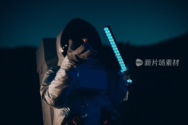 宇航员探索黑暗星球