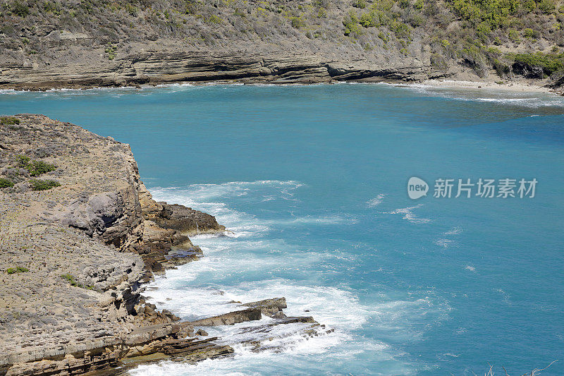 海浪袭击安提瓜多岩石的海岸线