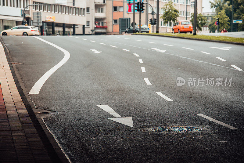 空的街道，不同的方向标志