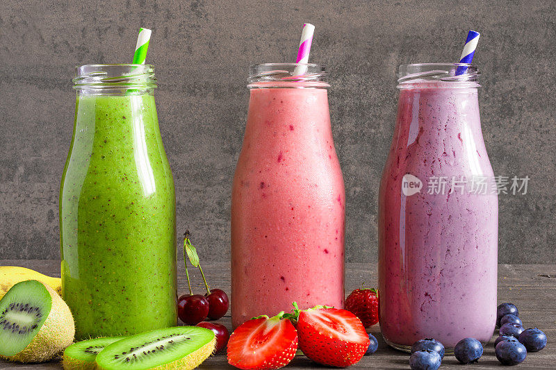 彩色冰沙瓶子:绿色，紫色和红色的水果和浆果