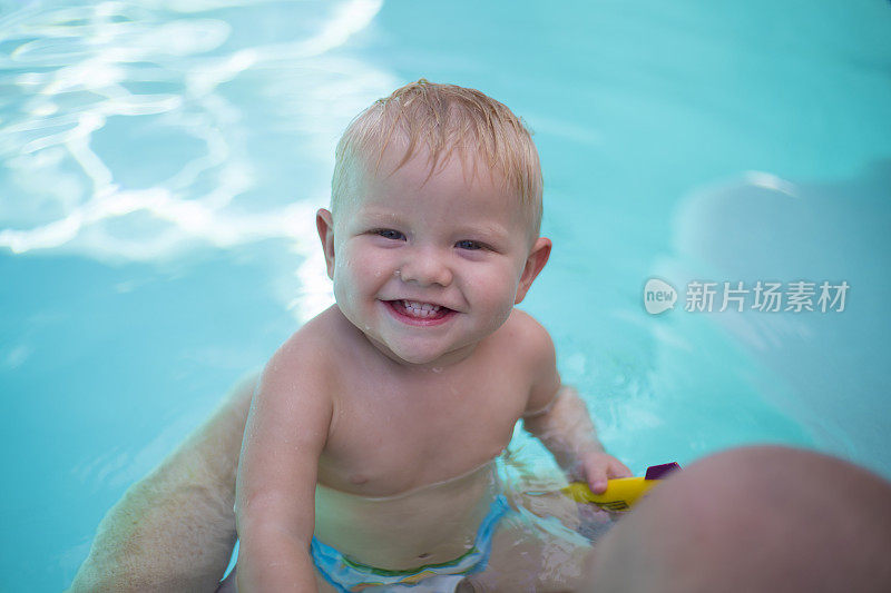 一岁的孩子在游泳池里玩