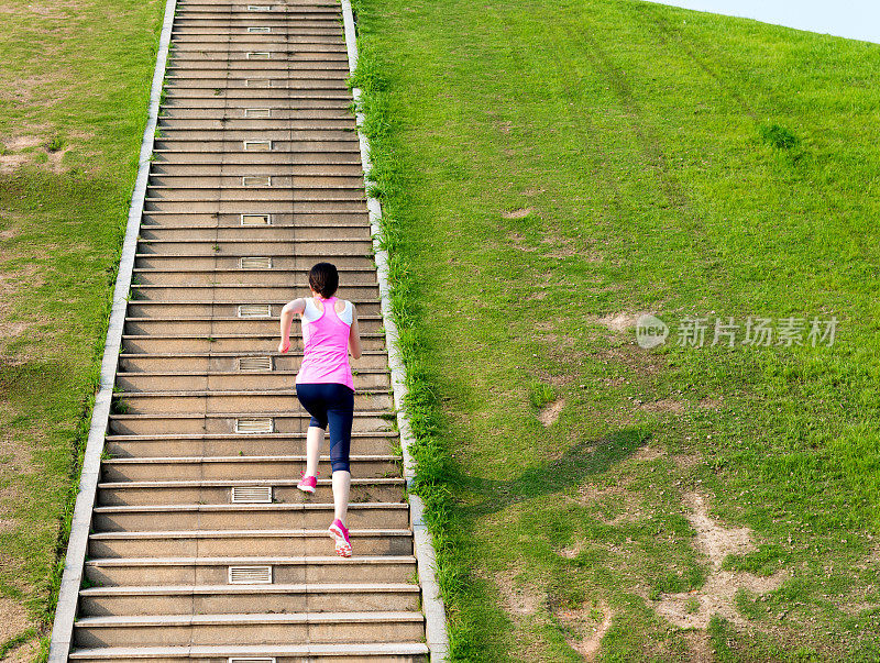 年轻女子在石阶前奔跑