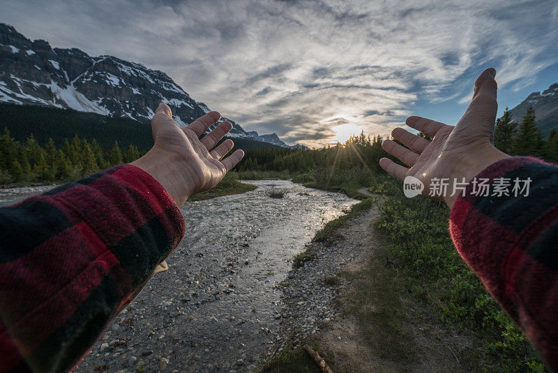 个人视角的女子在河边伸开双臂