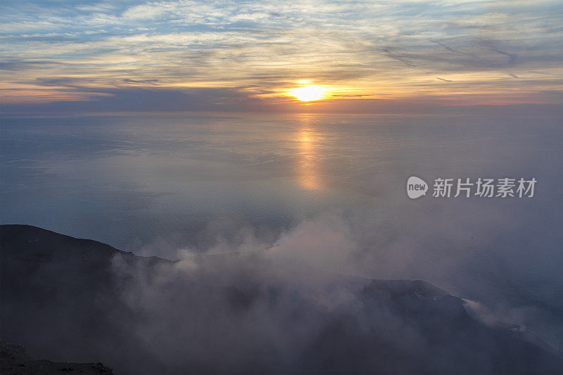 斯特龙博利火山日落-埃奥利亚群岛，西西里岛，意大利
