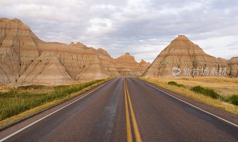 高速公路进入南达科塔州的岩层荒地国家公园