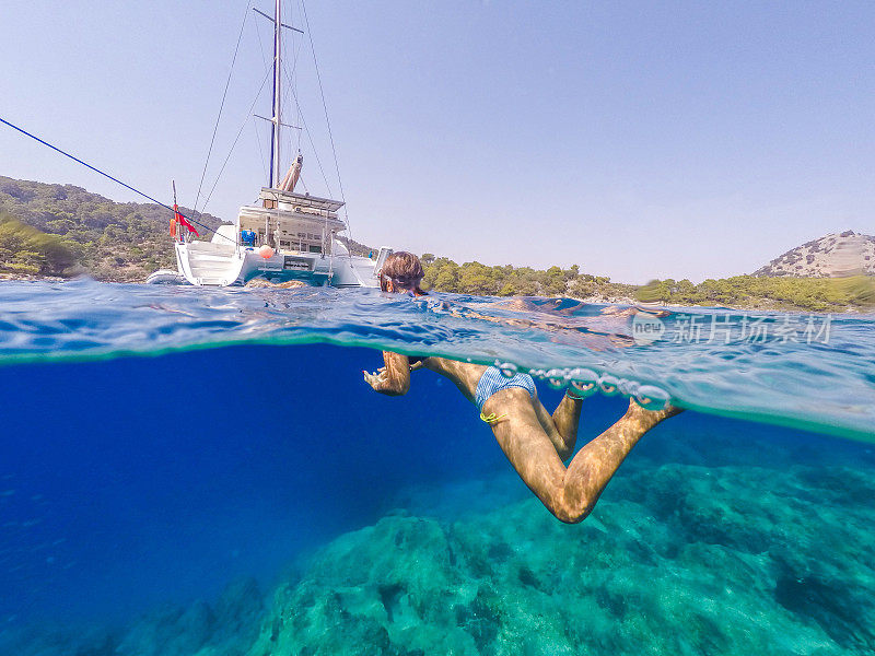 Göbün湾在Göcek。漂浮在海底的女士。