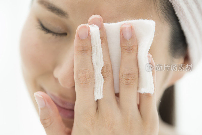 妇女们用棉花做皮肤护理。