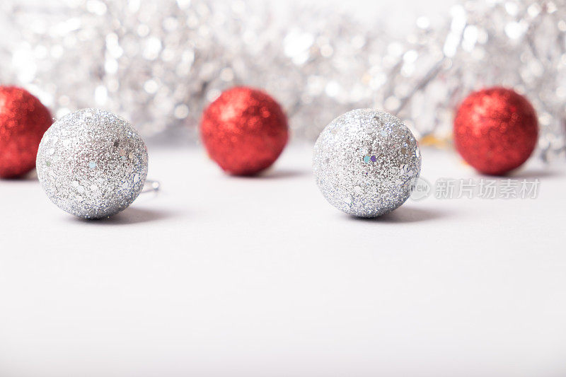彩色圣诞彩球和装饰品