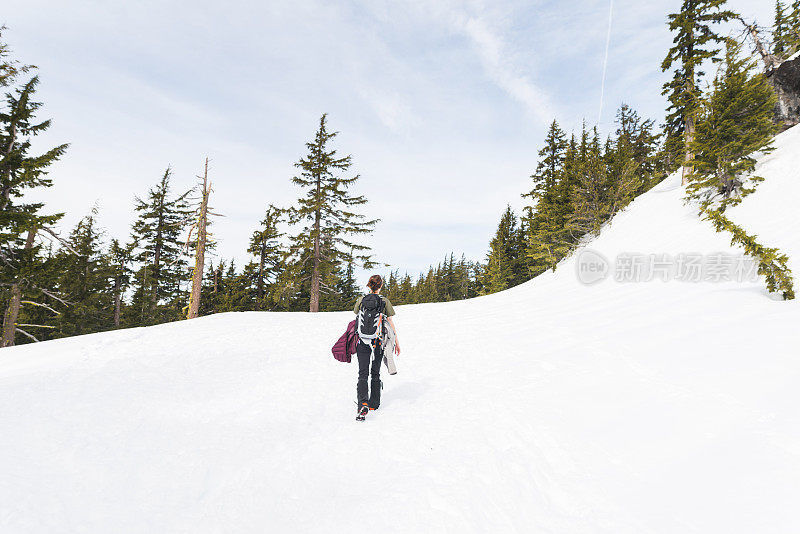 独自在雪山中徒步旅行的女性