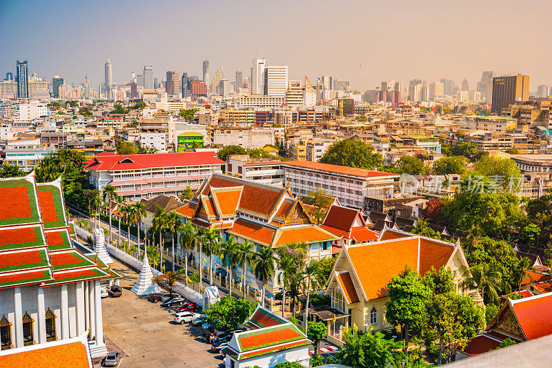 鸟瞰图曼谷的寺庙和现代办公大楼