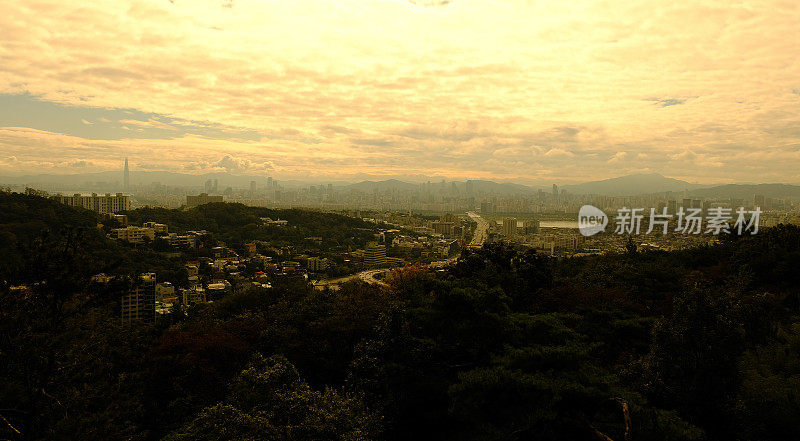 日出时的首尔市景