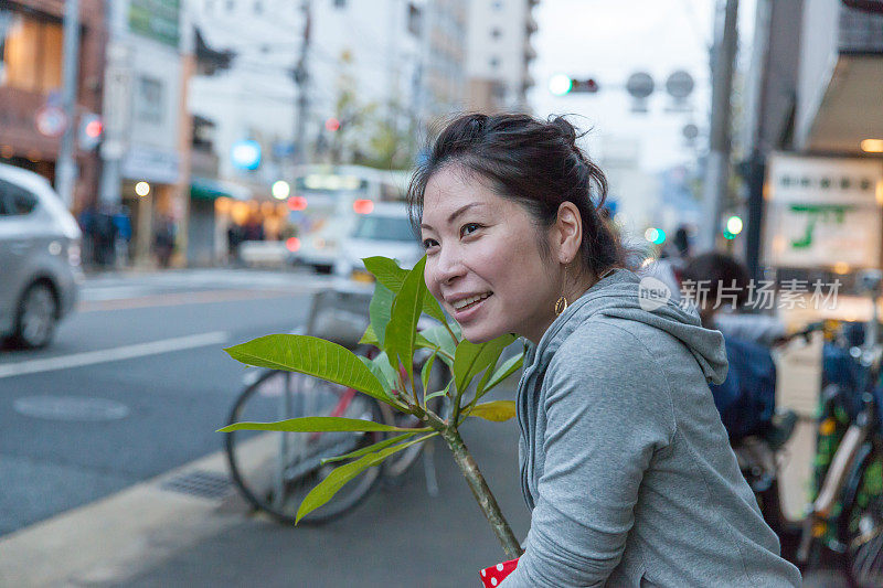 女人带着植物