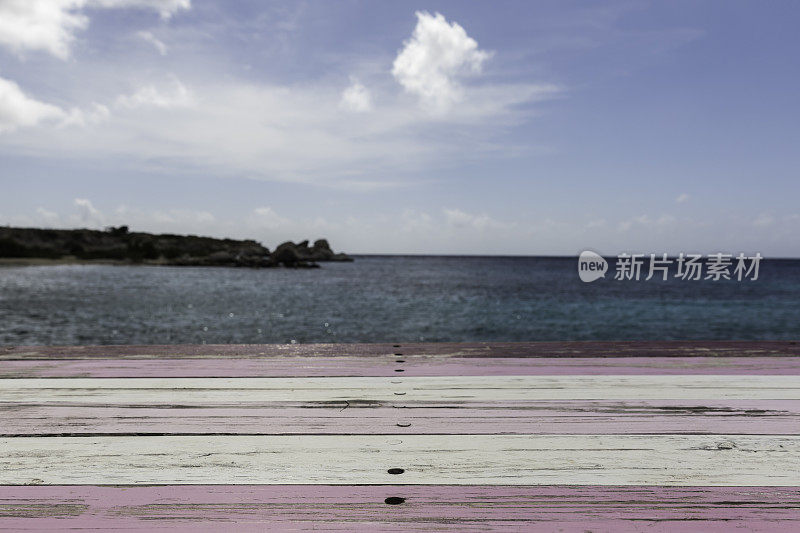 旧木制漆成粉红色和红色的乡村背景