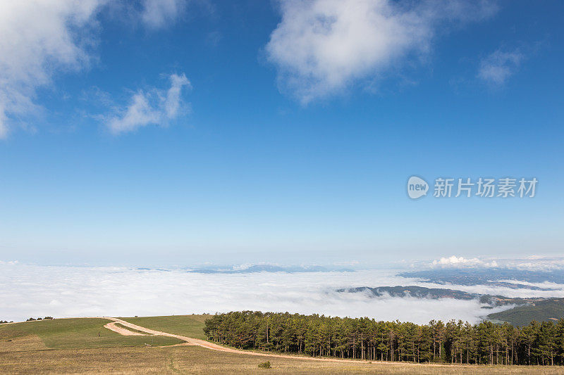 Subasio山(翁布里亚)的观点，山谷充满了雾，和蓝天下的白云