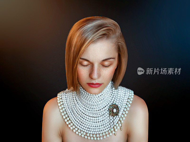 肖像美丽的女人的发型和一个大珍珠项链在她的脖子。