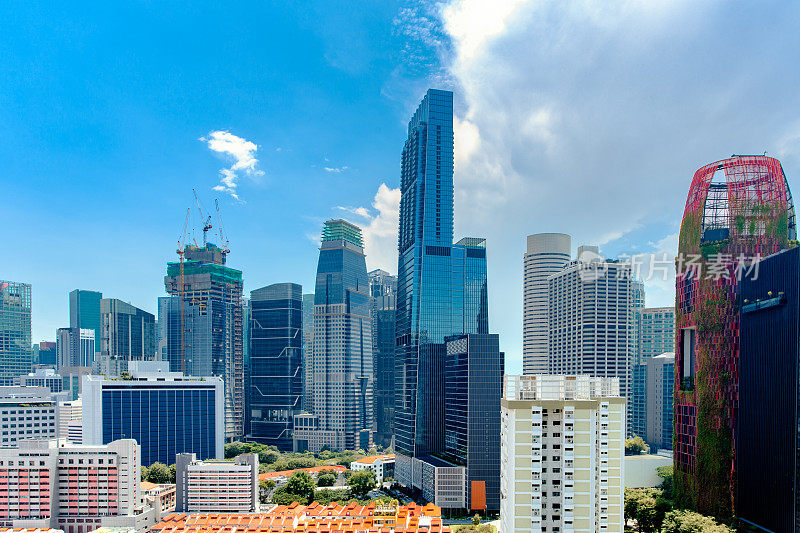 蓝天下的新加坡城市天际线景观。商业区和唐人街区。城市摩天大楼的城市