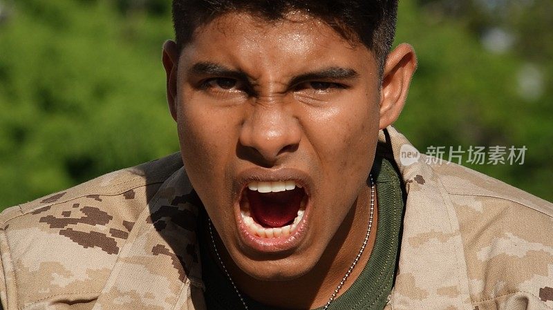 拉丁裔男性士兵与愤怒