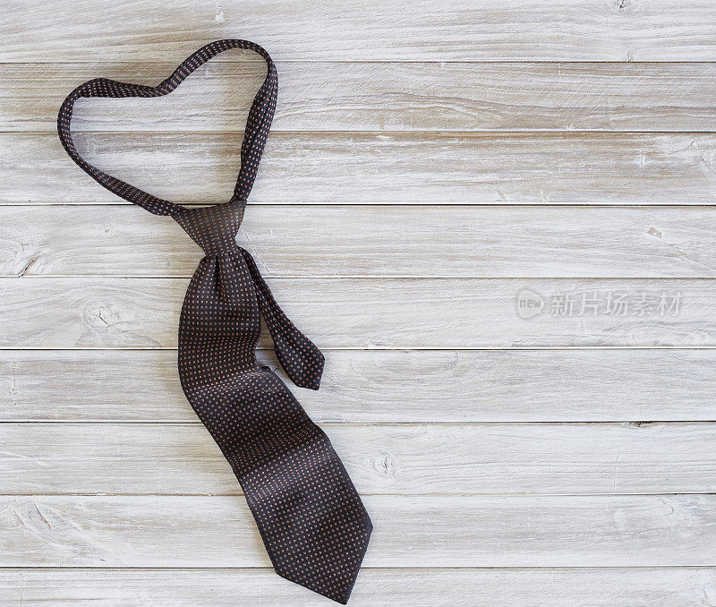 父亲节快乐题词用领带贴在木地板背景上