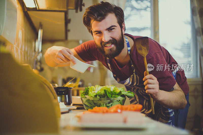 帅男在厨房准备健康餐