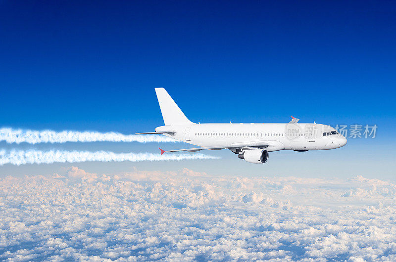白色飞机大双引擎航空机场尾迹云。