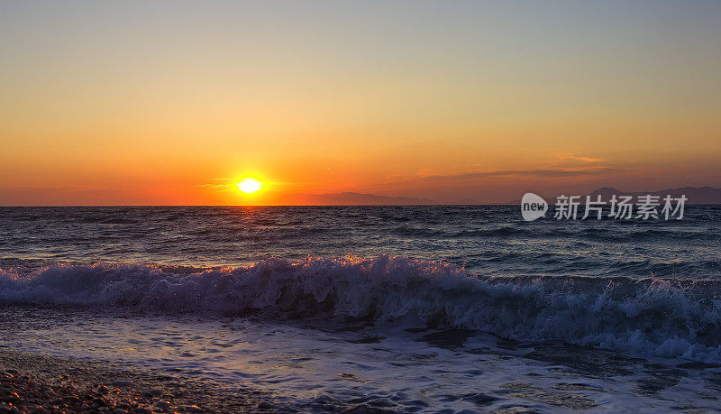 太阳在希腊的罗德斯岛的伊根海的地平线上落下