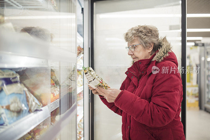 老年女性购物