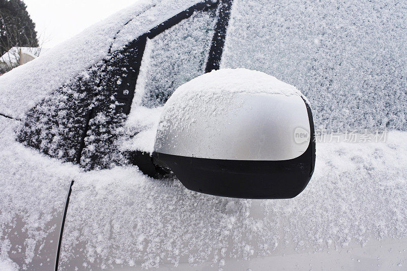 一辆被雪覆盖的汽车的特写