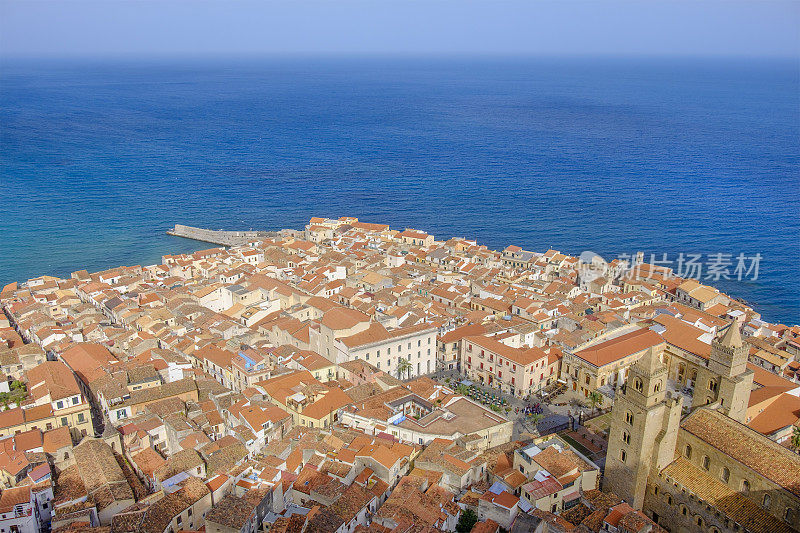 Cefalù，西西里岛北部海岸的一个城市，面朝第勒尼安海，因其历史和广阔的海滩而成为该地区的主要旅游景点之一(意大利)