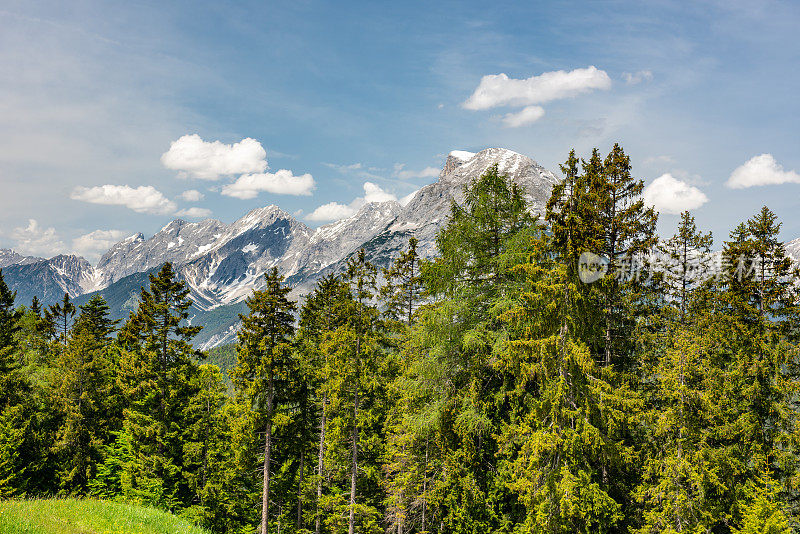 从奥地利阿尔卑斯山的格施万德科普夫峰上看到周围的山峰