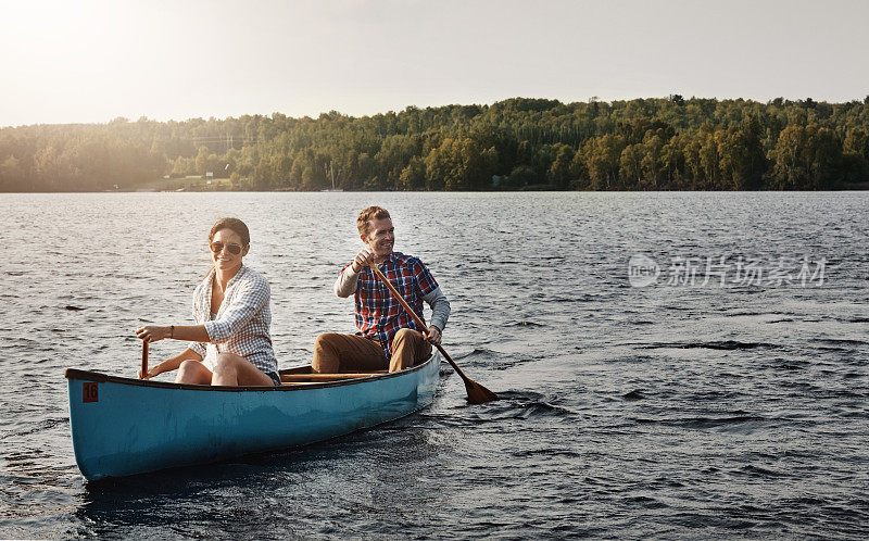 乘独木舟欣赏湖上美景