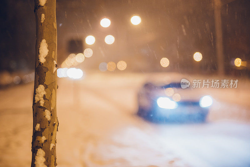 夜晚的城市街道上覆盖着积雪