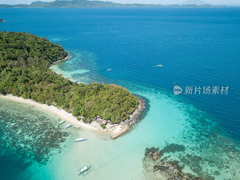 令人惊叹的无人机拍摄的热带岛屿和船在绿松石纯净的水。上图，拍摄于菲律宾群岛，亚洲。港口巴顿,巴拉望