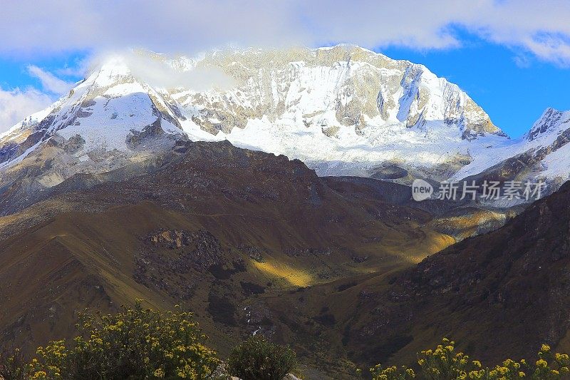 秘鲁安第斯山脉白雪皑皑的布兰卡山脉的华斯卡兰山脉