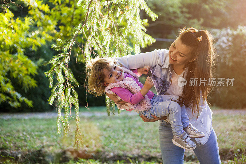 母亲和女儿花时间一起在户外