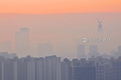 雾中的城市天际线，成都，中国