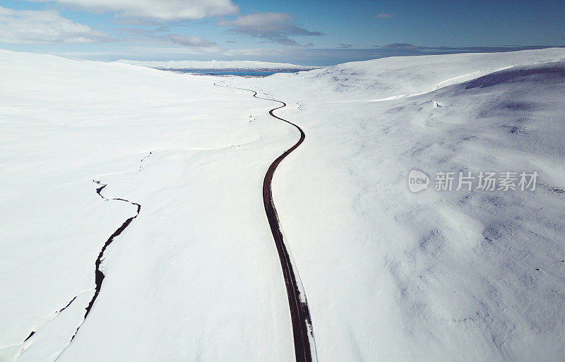 冰岛西峡湾一条被雪覆盖的道路的鸟瞰图