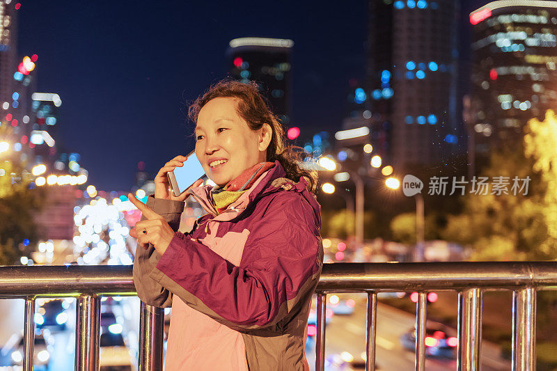 一名亚洲男子在市中心使用手机