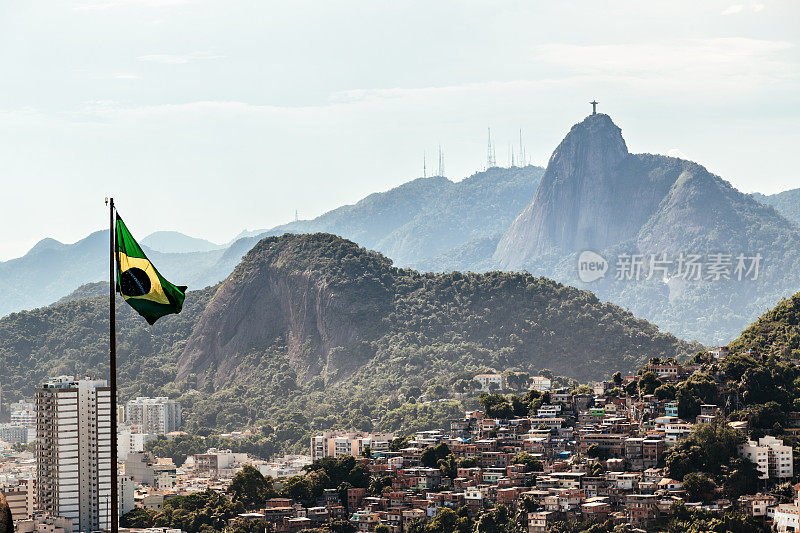 以科尔科瓦多山为背景的巴西国旗