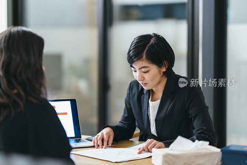 日本商业顾问在家里给她的客户提供建议