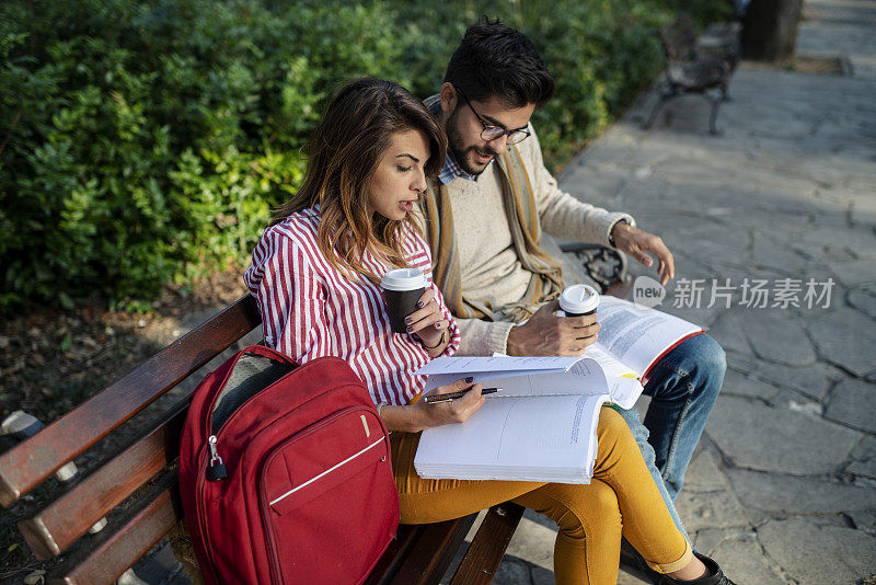 一对快乐的年轻夫妇在公园里学习