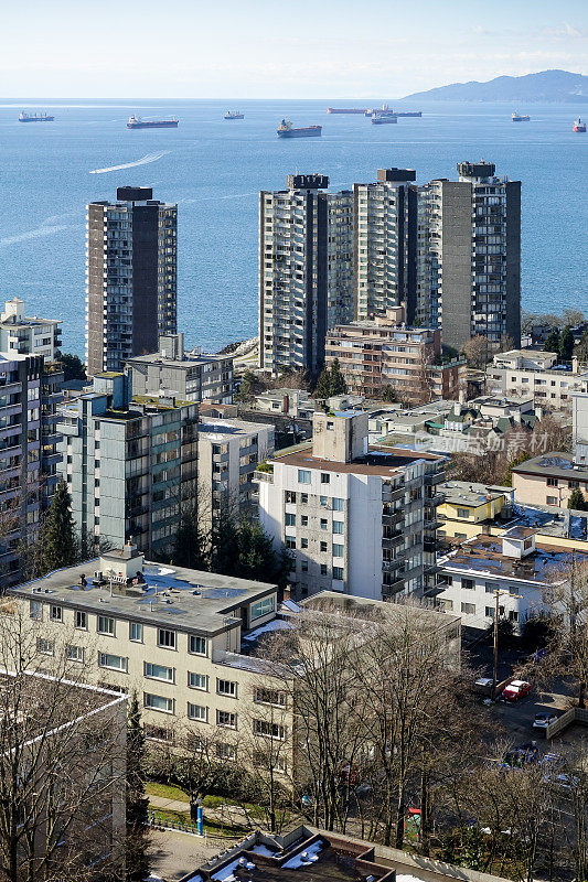 从温哥华市中心摩天大楼和货轮湾的壮观景色