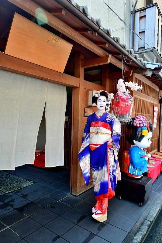 穿着舞子服装的日本女人走在京都祗园街